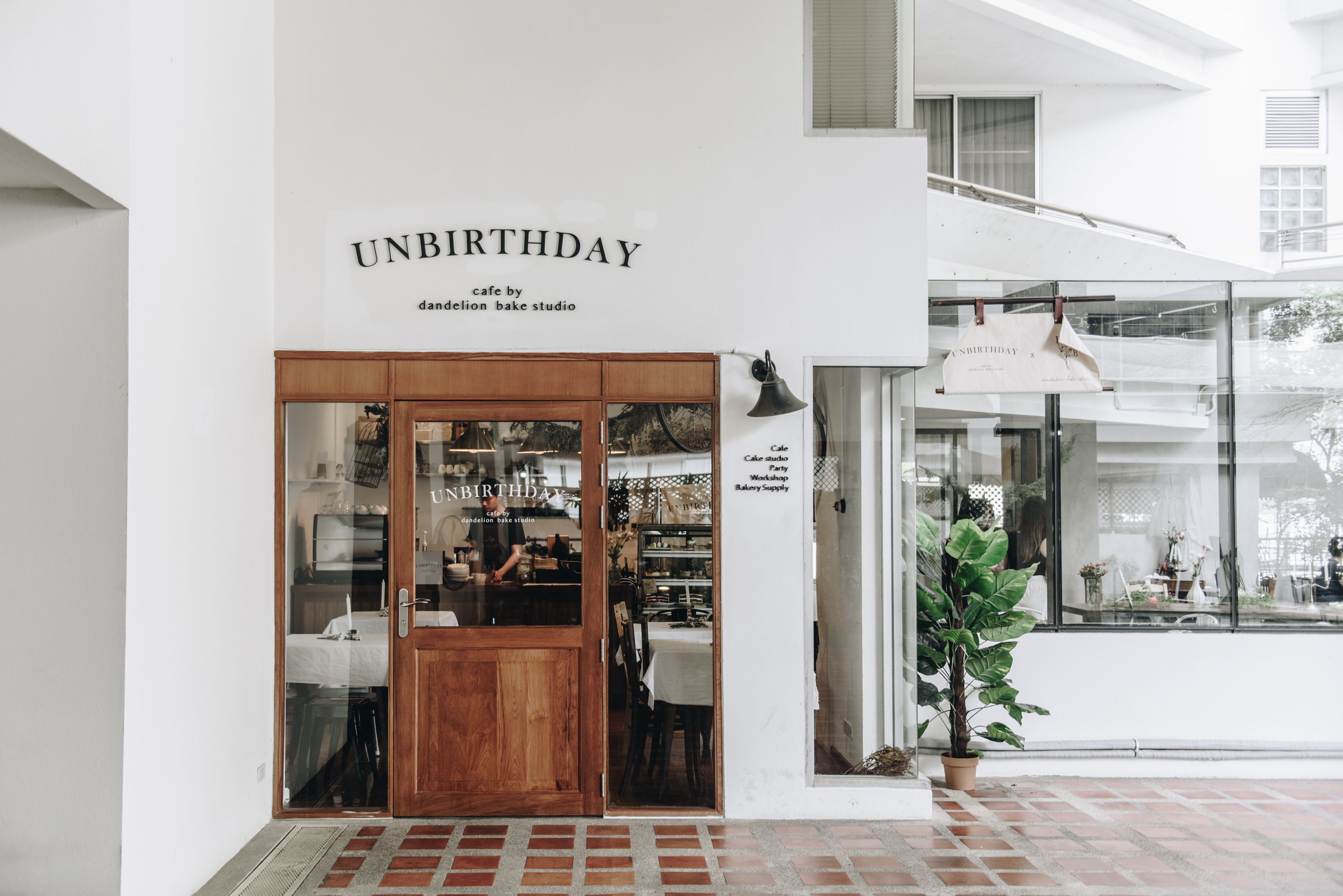 Unbirthday Café (สุขุมวิท 31)  คาเฟ่และสตูดิโออบขนมสุดคราฟต์ที่บรรจงอบเค้กโฮมเมดด้วยใจรัก - BKKMENU
