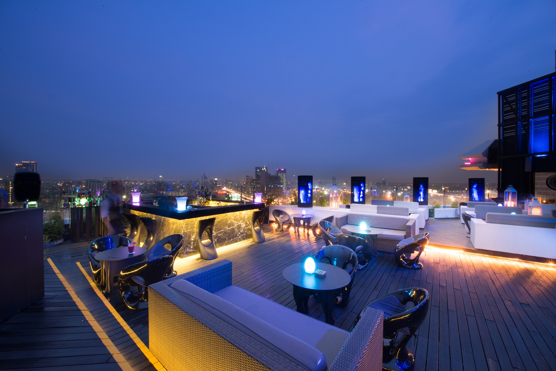 สัมผัสความพรีเมียมในบรรยากาศรูฟท็อปสุดชิลล์ย่านลาดพร้าวที่ Blue Sky Rooftop  Bar & Dining - BKKMENU